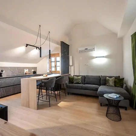 Schmitte Am Sonnenwirtsplatz: Eppan's Hiking And Cycling Haven * Appiano Sulla Strada Del Vino