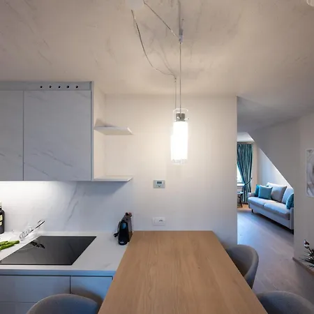 Apartment Schmitte Am Sonnenwirtsplatz: Eppan's Hiking And Cycling Haven Appiano Sulla Strada Del Vino
