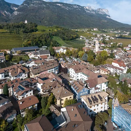 Apartment Schmitte Am Sonnenwirtsplatz: Eppan's Hiking And Cycling Haven Appiano Sulla Strada Del Vino