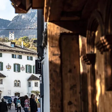 Schmitte Am Sonnenwirtsplatz: Eppan's Hiking And Cycling Haven