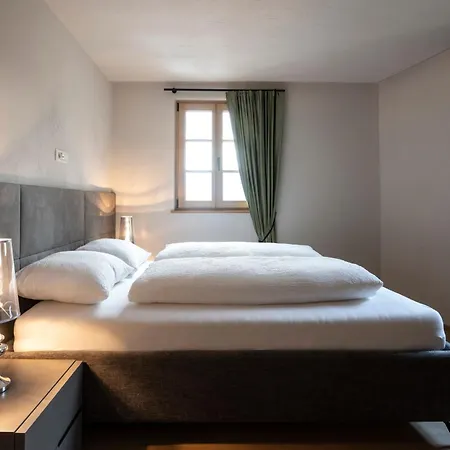 Schmitte Am Sonnenwirtsplatz: Eppan's Hiking And Cycling Haven